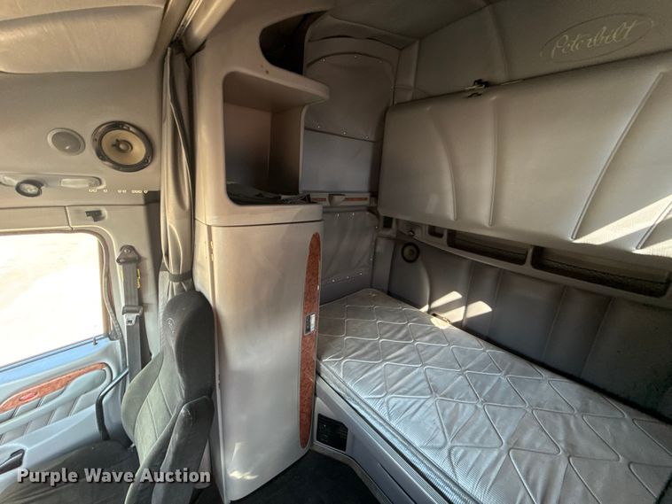 image for item ES5768 2013 Peterbilt 587 semi truck