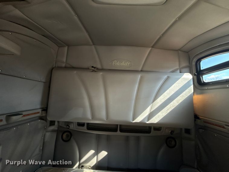 image for item ES5768 2013 Peterbilt 587 semi truck