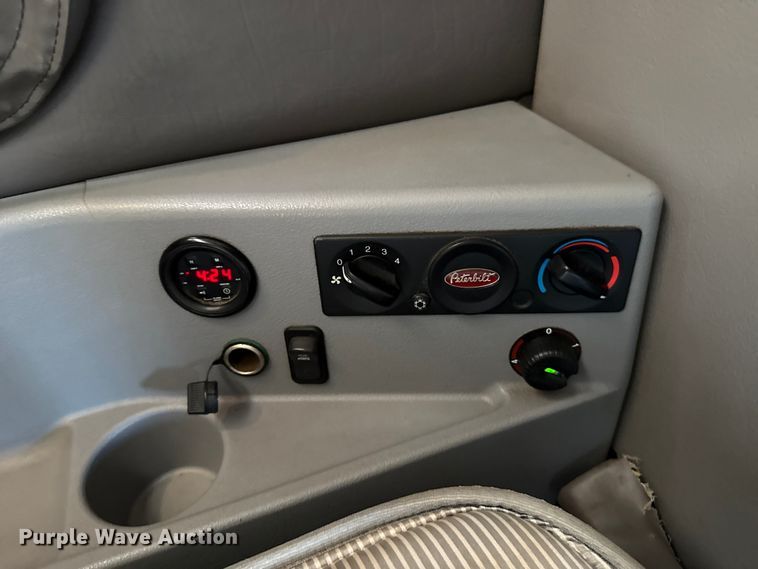 image for item ES5768 2013 Peterbilt 587 semi truck