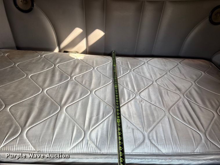 image for item ES5768 2013 Peterbilt 587 semi truck