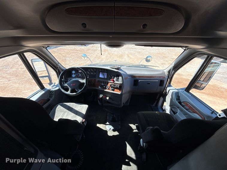 image for item ES5768 2013 Peterbilt 587 semi truck