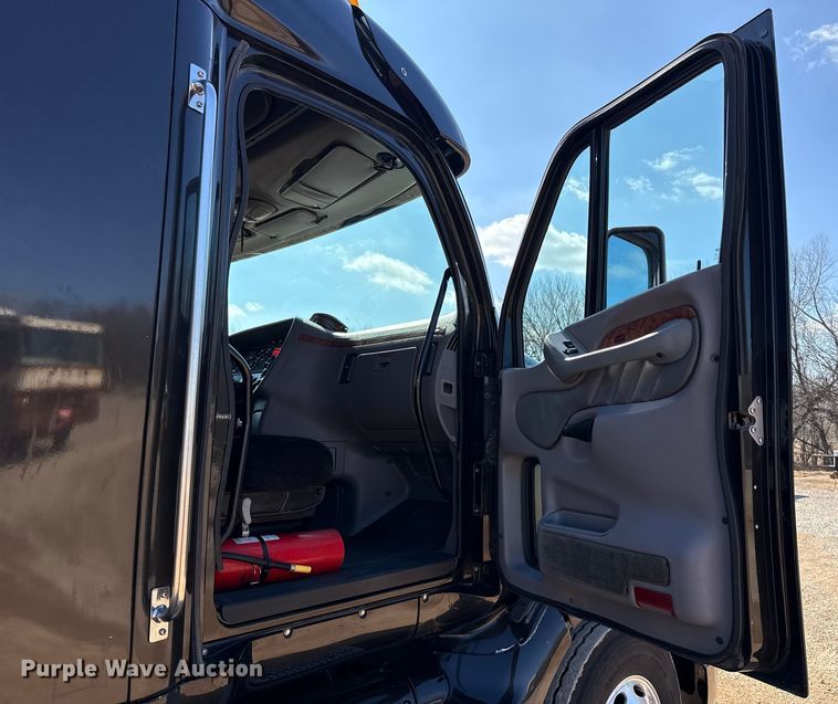 image for item ES5768 2013 Peterbilt 587 semi truck