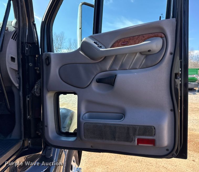 image for item ES5768 2013 Peterbilt 587 semi truck