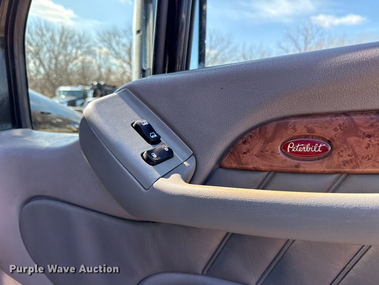 image for item ES5768 2013 Peterbilt 587 semi truck