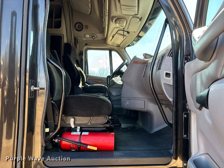 image for item ES5768 2013 Peterbilt 587 semi truck