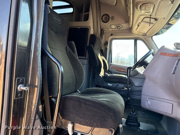 image for item ES5768 2013 Peterbilt 587 semi truck