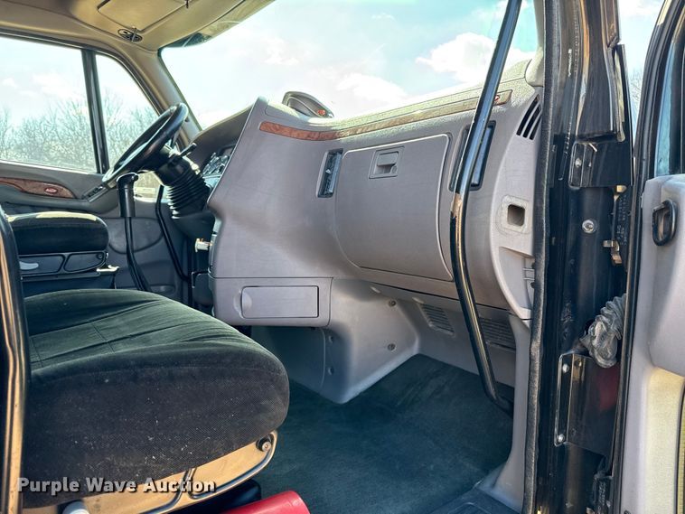 image for item ES5768 2013 Peterbilt 587 semi truck