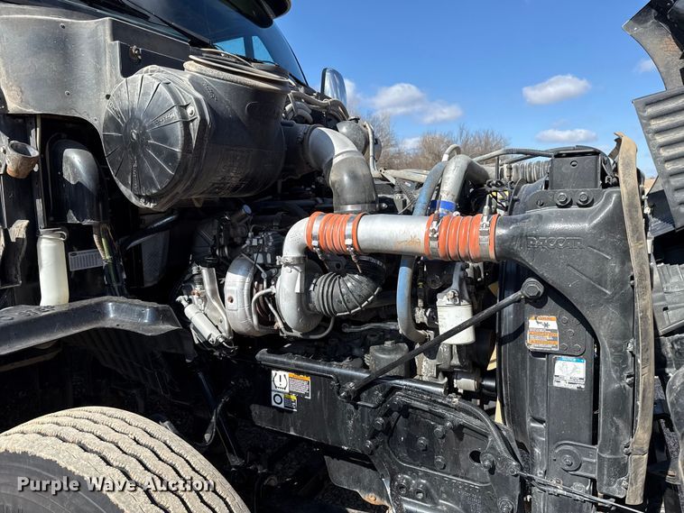 image for item ES5768 2013 Peterbilt 587 semi truck