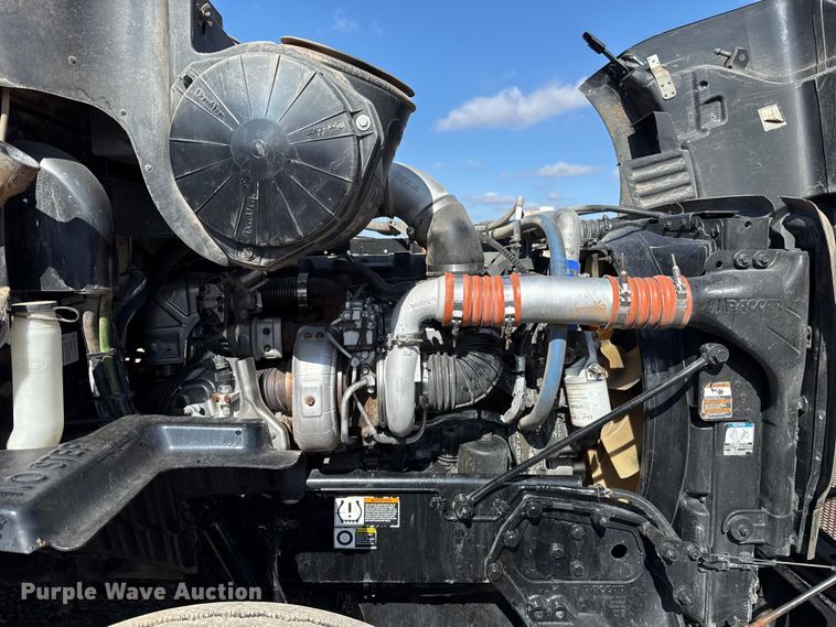 image for item ES5768 2013 Peterbilt 587 semi truck