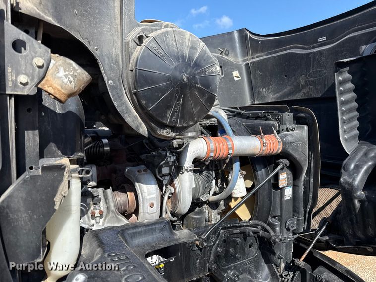 image for item ES5768 2013 Peterbilt 587 semi truck