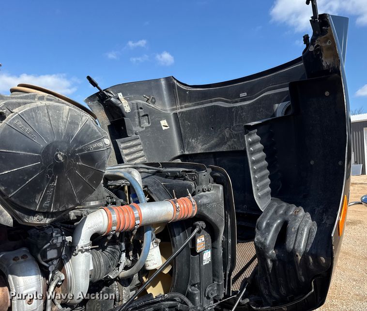 image for item ES5768 2013 Peterbilt 587 semi truck