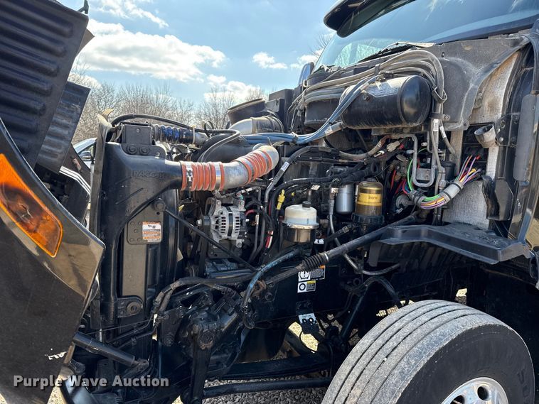 image for item ES5768 2013 Peterbilt 587 semi truck