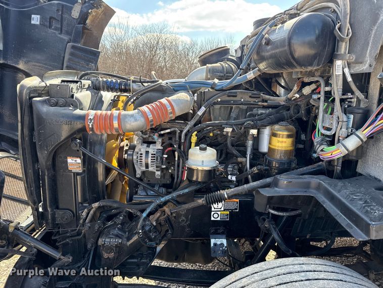 image for item ES5768 2013 Peterbilt 587 semi truck