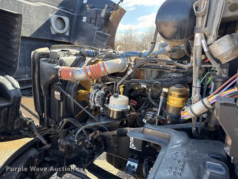 image for item ES5768 2013 Peterbilt 587 semi truck