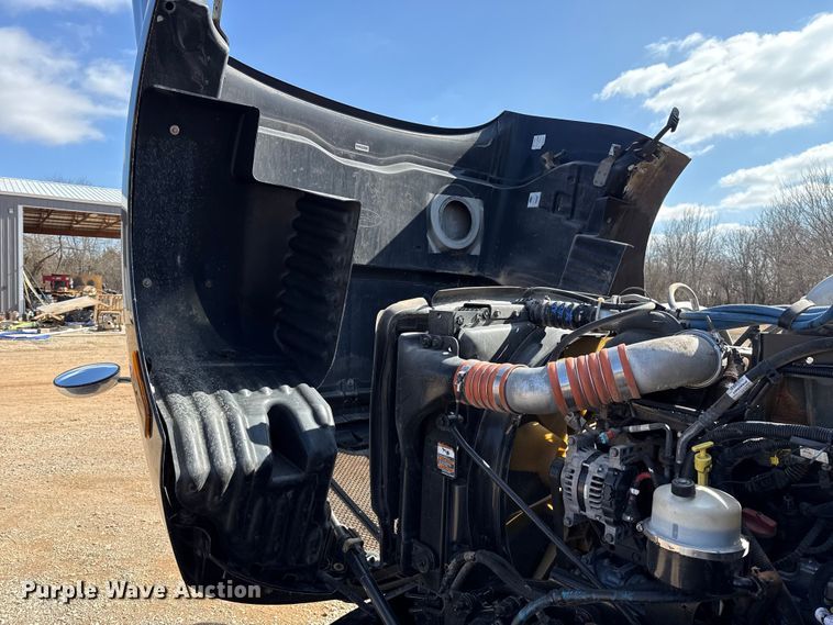 image for item ES5768 2013 Peterbilt 587 semi truck