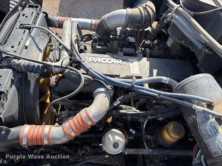 image for item ES5768 2013 Peterbilt 587 semi truck