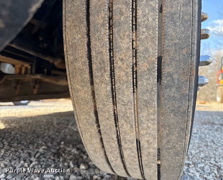 image for item ES5768 2013 Peterbilt 587 semi truck