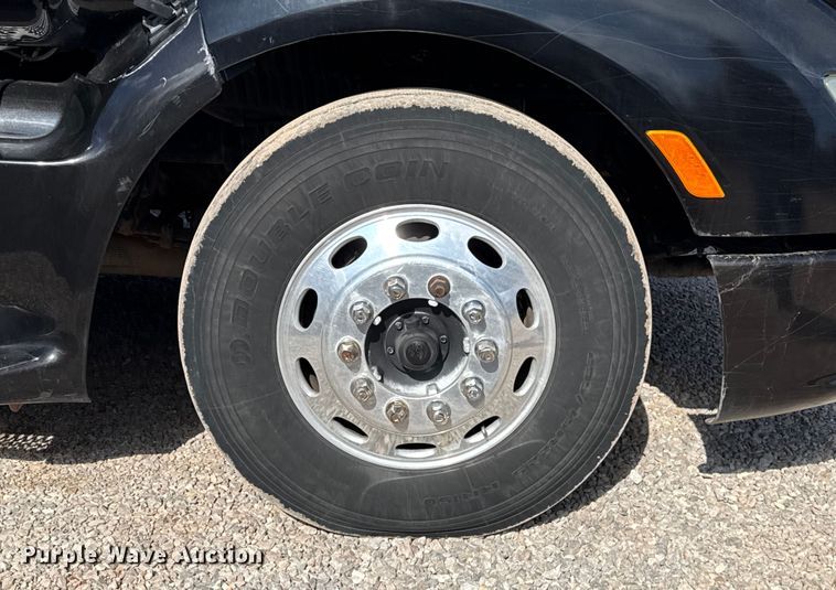 image for item ES5768 2013 Peterbilt 587 semi truck