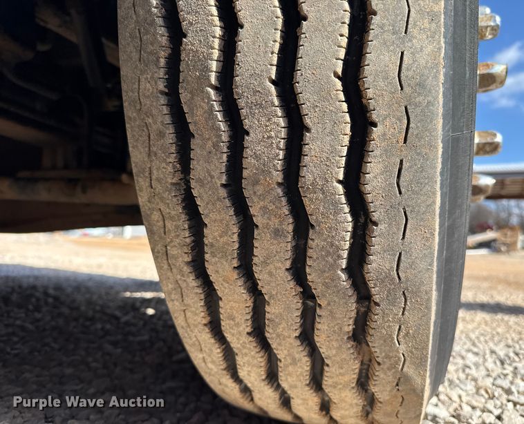 image for item ES5768 2013 Peterbilt 587 semi truck