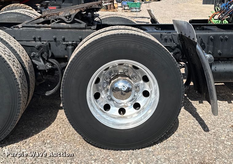 image for item ES5768 2013 Peterbilt 587 semi truck