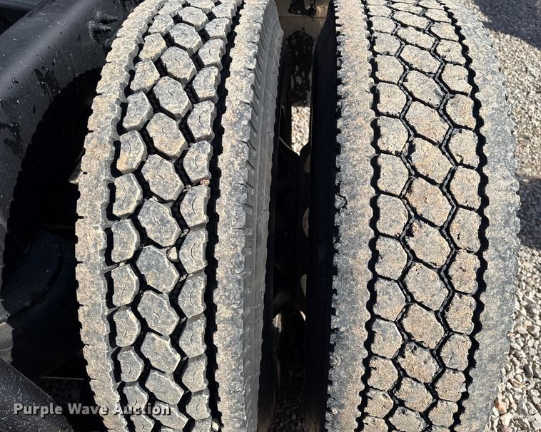 image for item ES5768 2013 Peterbilt 587 semi truck