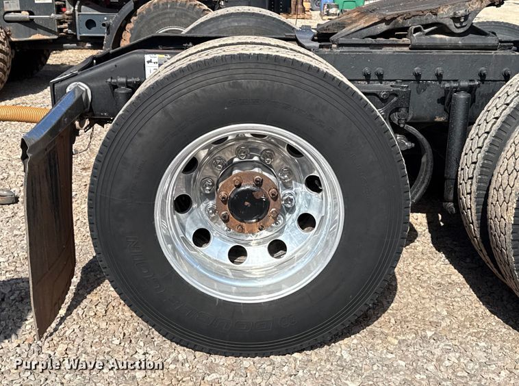 image for item ES5768 2013 Peterbilt 587 semi truck