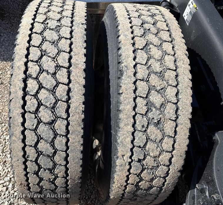 image for item ES5768 2013 Peterbilt 587 semi truck