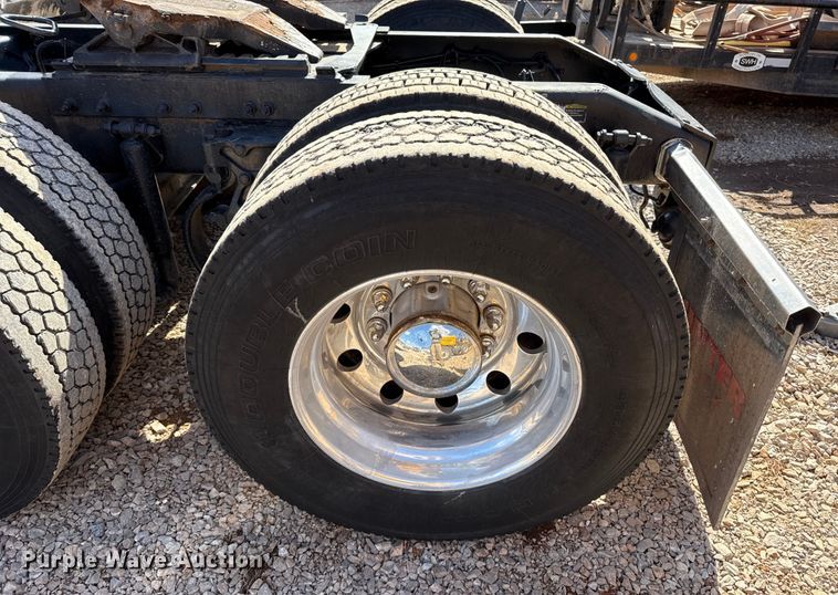 image for item ES5768 2013 Peterbilt 587 semi truck