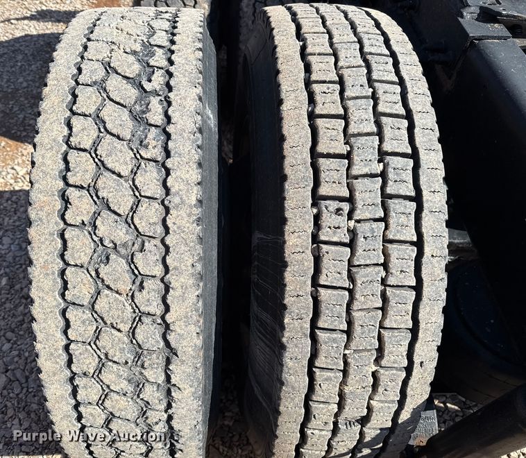 image for item ES5768 2013 Peterbilt 587 semi truck