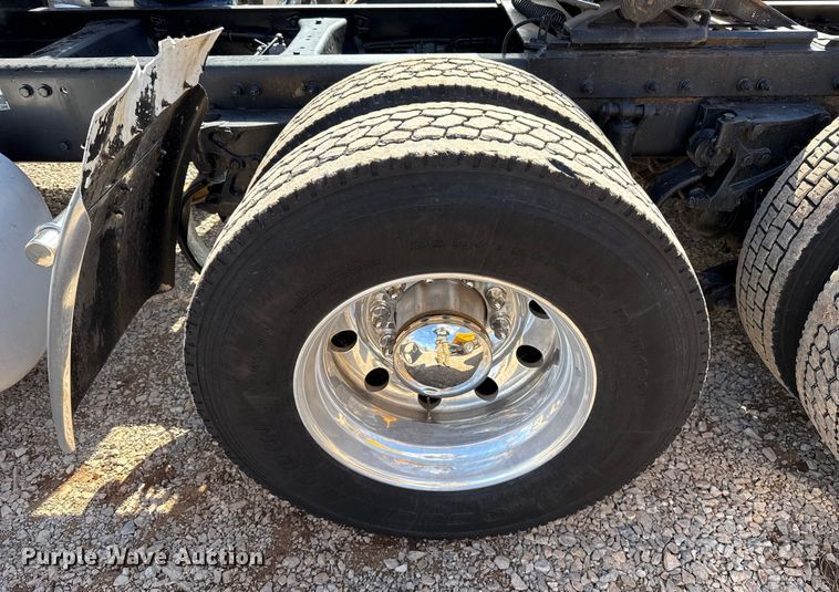 image for item ES5768 2013 Peterbilt 587 semi truck