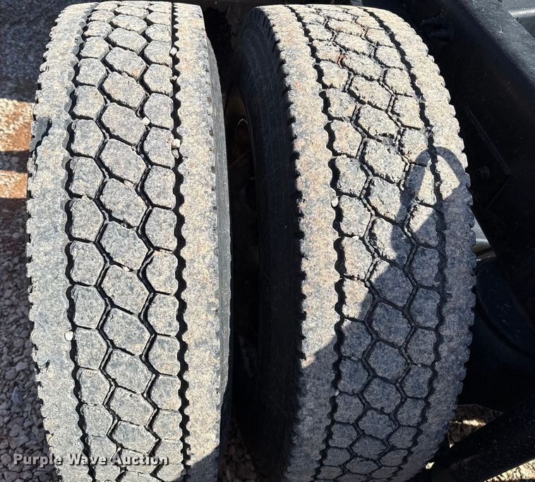 image for item ES5768 2013 Peterbilt 587 semi truck