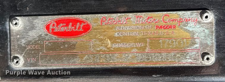 image for item ES5768 2013 Peterbilt 587 semi truck