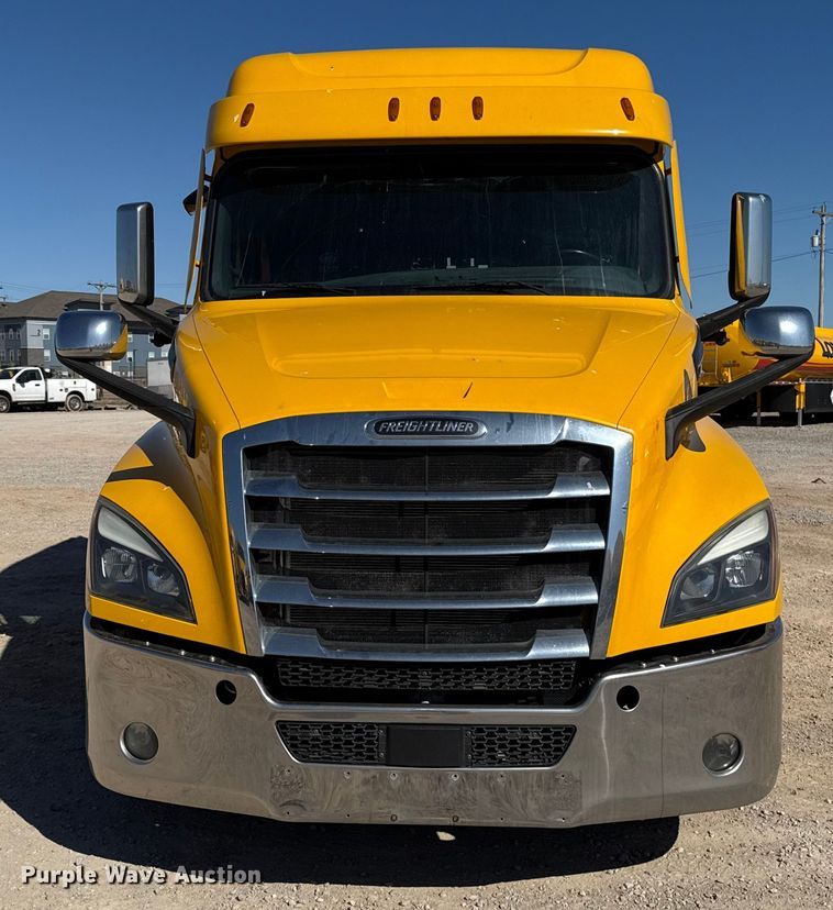 image for item ES5782 2021 Freightliner Cascadia 126 semi truck