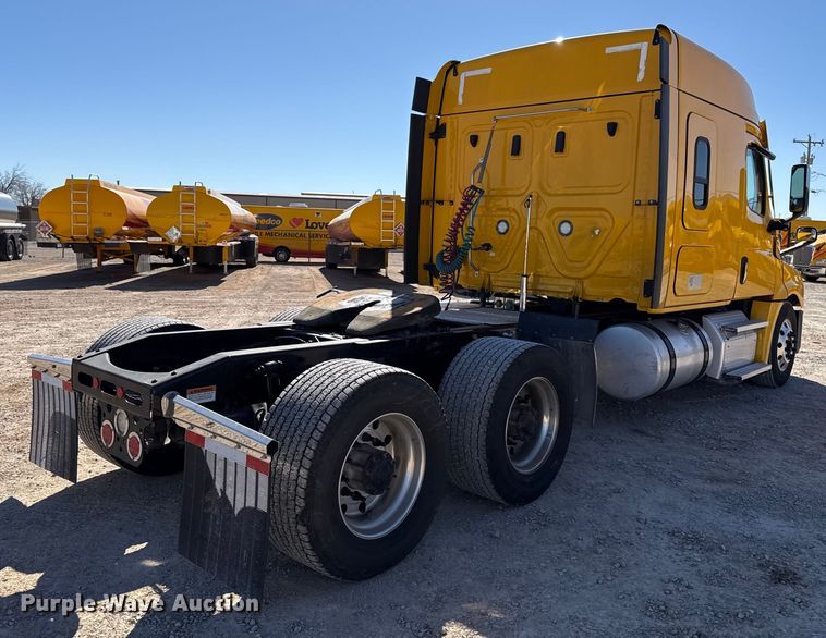 image for item ES5782 2021 Freightliner Cascadia 126 semi truck