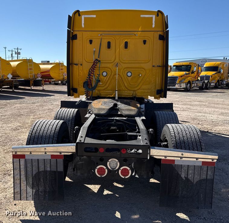 image for item ES5782 2021 Freightliner Cascadia 126 semi truck