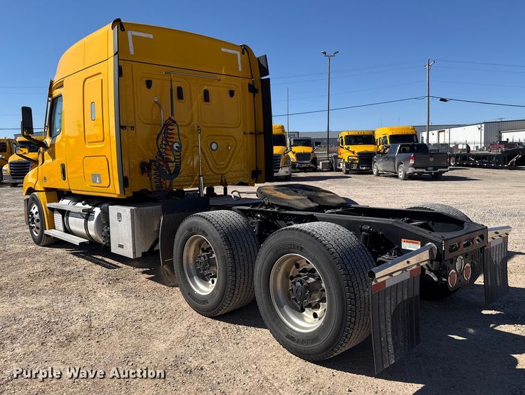 image for item ES5782 2021 Freightliner Cascadia 126 semi truck