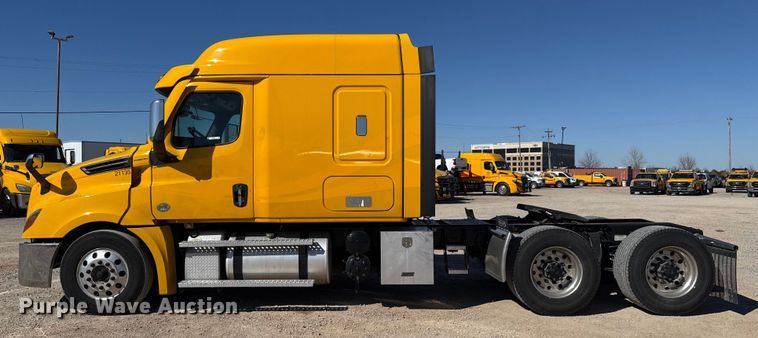 image for item ES5782 2021 Freightliner Cascadia 126 semi truck