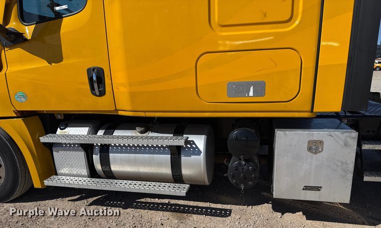 image for item ES5782 2021 Freightliner Cascadia 126 semi truck