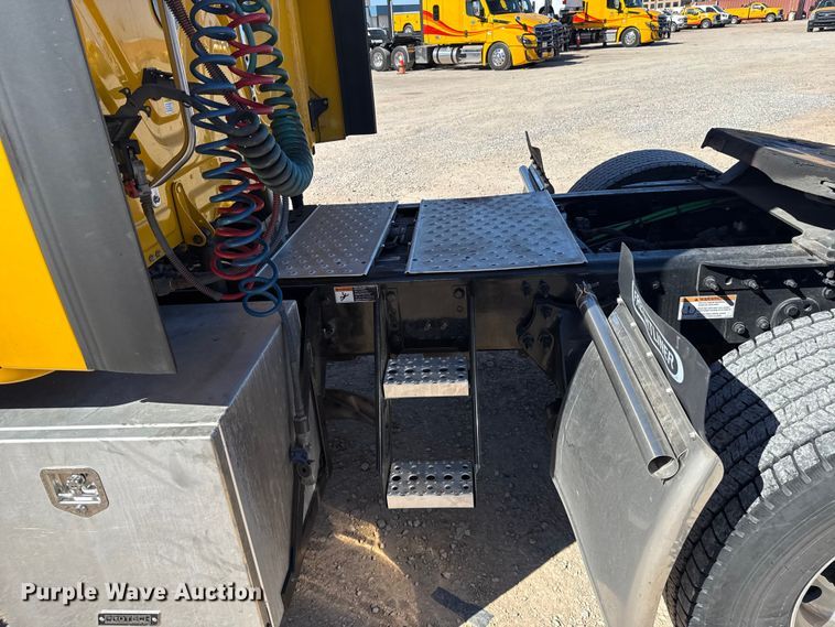 image for item ES5782 2021 Freightliner Cascadia 126 semi truck