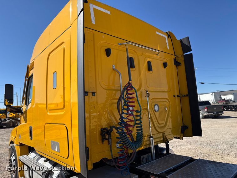 image for item ES5782 2021 Freightliner Cascadia 126 semi truck