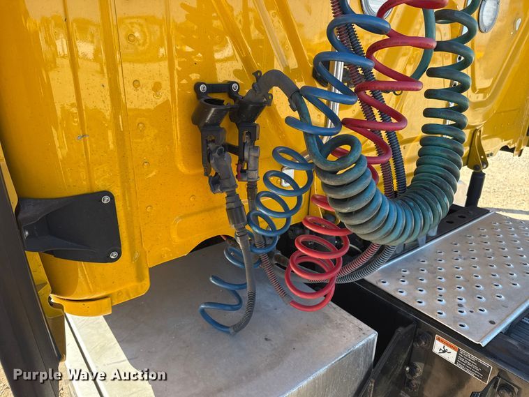 image for item ES5782 2021 Freightliner Cascadia 126 semi truck