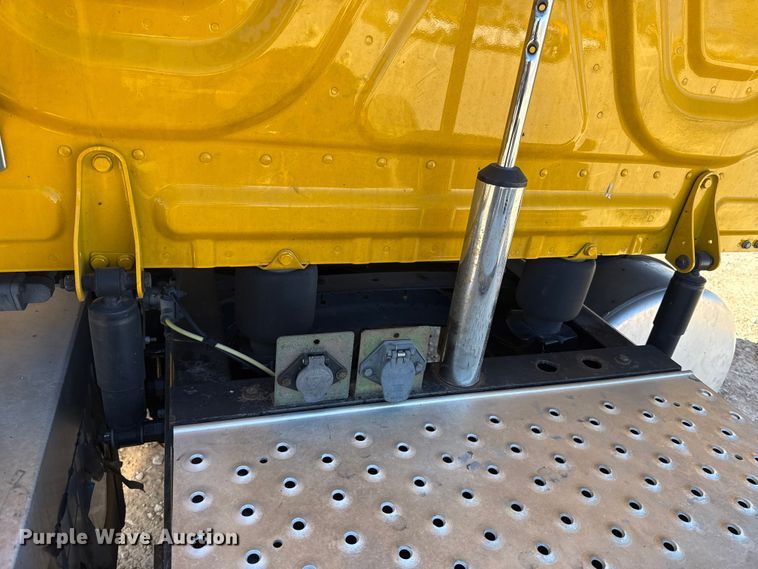 image for item ES5782 2021 Freightliner Cascadia 126 semi truck