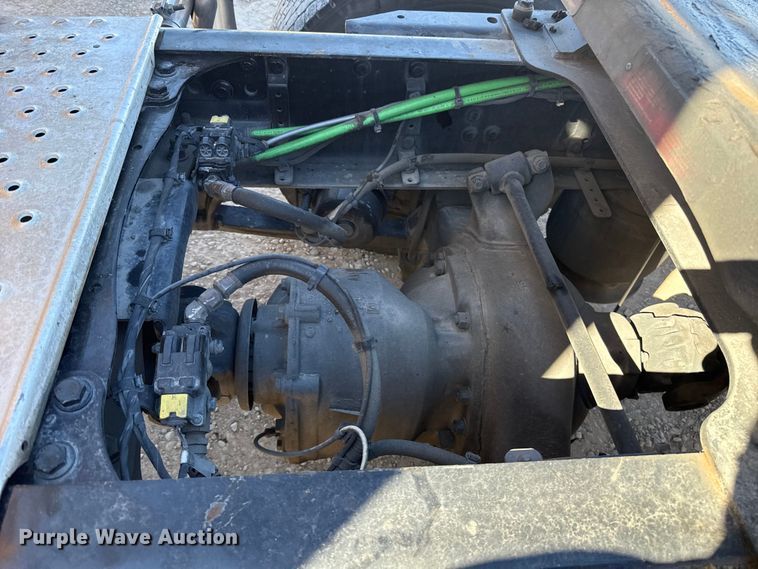 image for item ES5782 2021 Freightliner Cascadia 126 semi truck