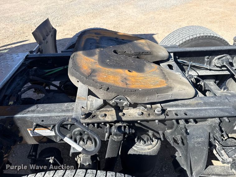 image for item ES5782 2021 Freightliner Cascadia 126 semi truck