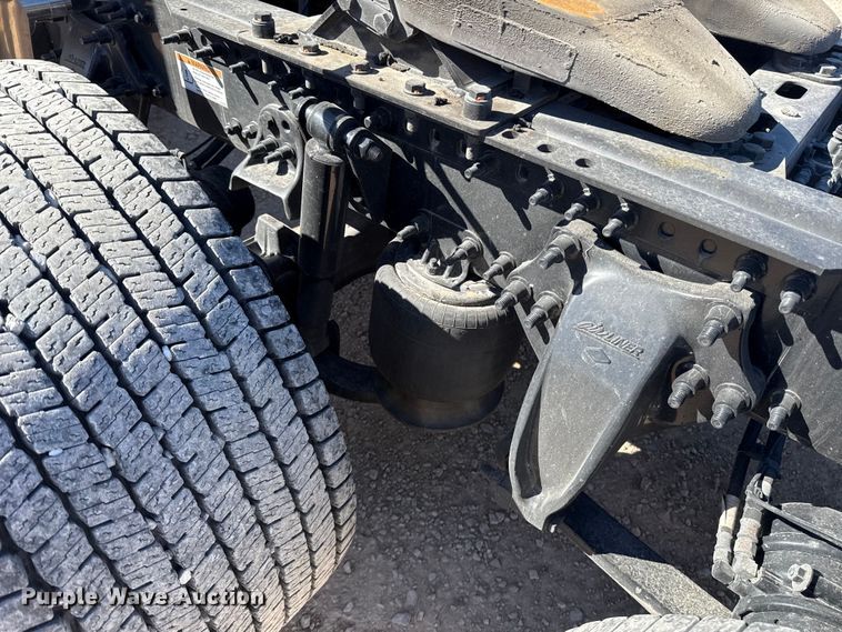 image for item ES5782 2021 Freightliner Cascadia 126 semi truck