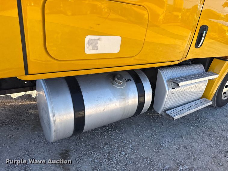 image for item ES5782 2021 Freightliner Cascadia 126 semi truck