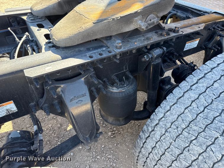 image for item ES5782 2021 Freightliner Cascadia 126 semi truck