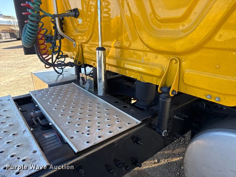 image for item ES5782 2021 Freightliner Cascadia 126 semi truck