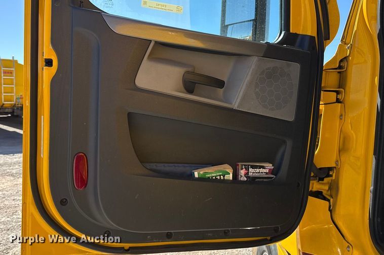 image for item ES5782 2021 Freightliner Cascadia 126 semi truck