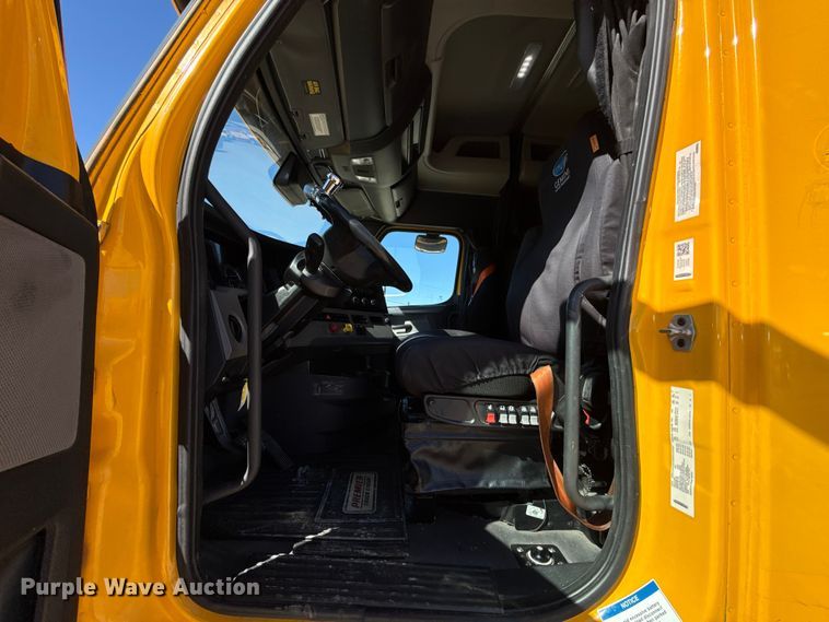 image for item ES5782 2021 Freightliner Cascadia 126 semi truck